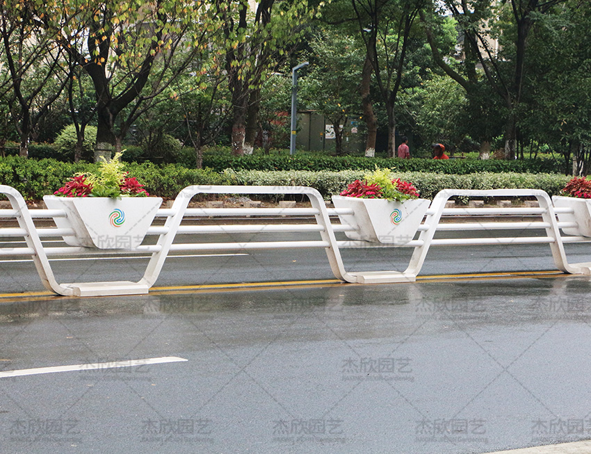 各種花箱道路護(hù)欄效果區(qū)別？